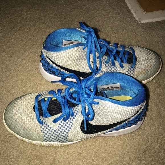 Nike Kyrie size 5.5Y - Picture 2 of 4